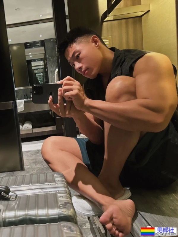 拼车遇到肌肉小哥，他在旁边装睡！ - 51虹马