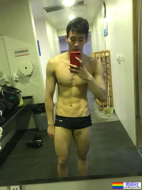 游泳冠军退役当教练，穿紧身泳裤，教你游泳可以吗？ - 51虹马