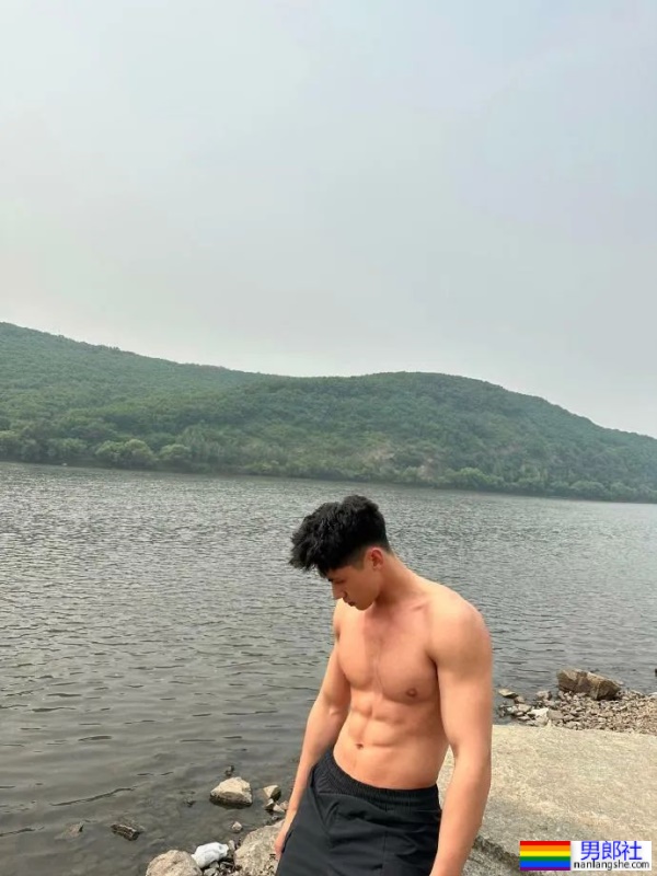 黑龙江的健身教练穿上灰裤子，东北爷们就是这么牛！ - 51虹马