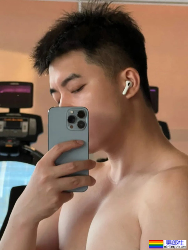 爱穿正装的英语老师有多帅？竟是大胸山东汉子！ - 51虹马