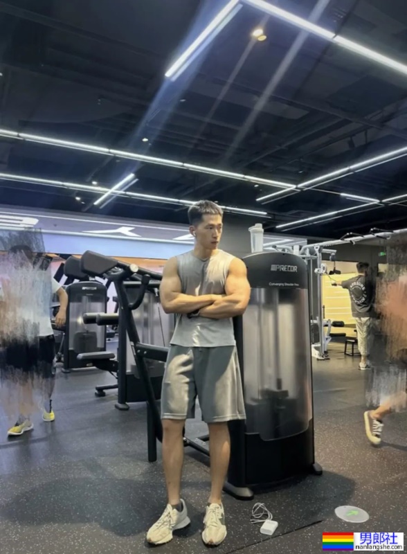 太大了！浙江黑皮肌肉小哥，紧身骑行服都撑爆了！ - 51虹马