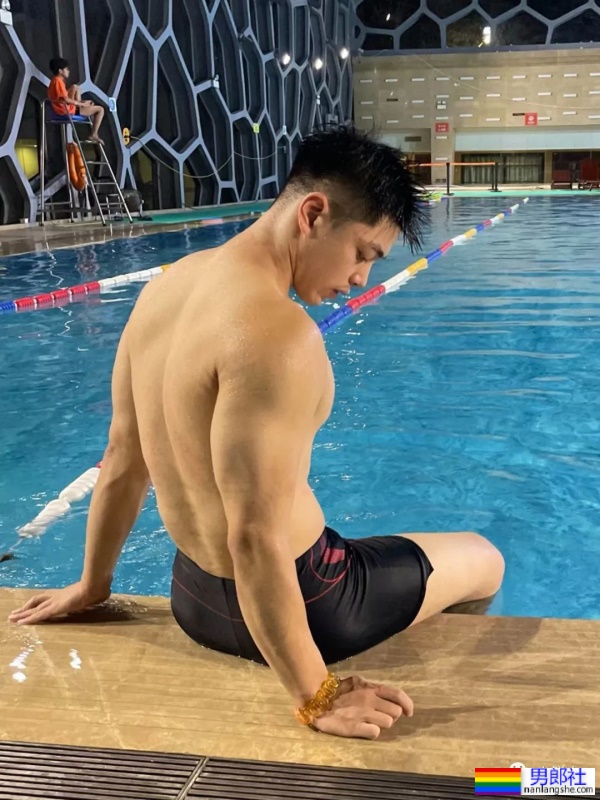 00后体育生也太帅，白袜泳裤浴巾每个元素都拿捏了！ - 51虹马