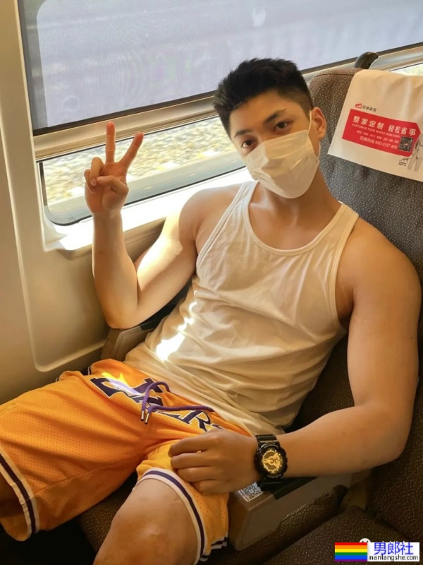 00后体育生也太帅，白袜泳裤浴巾每个元素都拿捏了！ - 51虹马