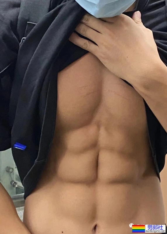 厦门不穿衣服的“肌肉司机”，22岁183CM私教腹肌有多硬？ - 51虹马