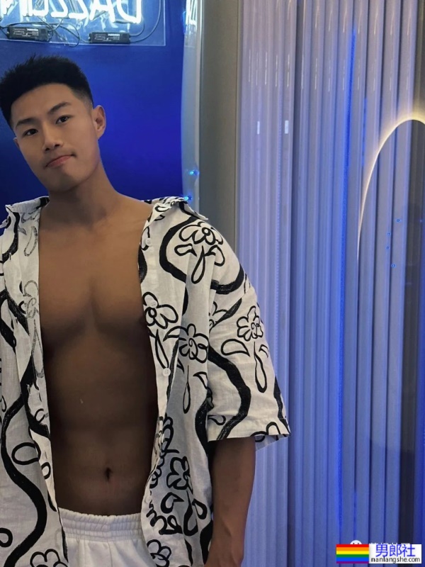 拼车遇到肌肉小哥，他在旁边装睡！ - 51虹马