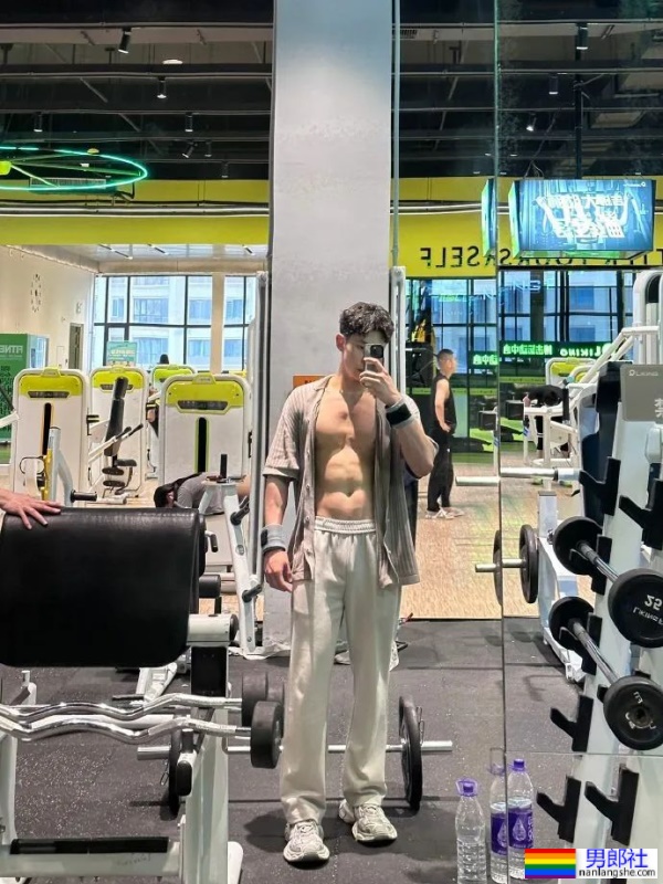 黑龙江的健身教练穿上灰裤子，东北爷们就是这么牛！ - 51虹马