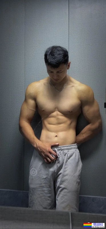 穿灰裤子的成都健身私教，看完想报他的课 - 51虹马