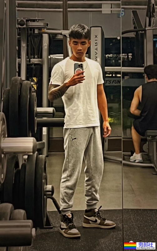 花臂机车小哥穿上灰裤子，太好看了 - 51虹马