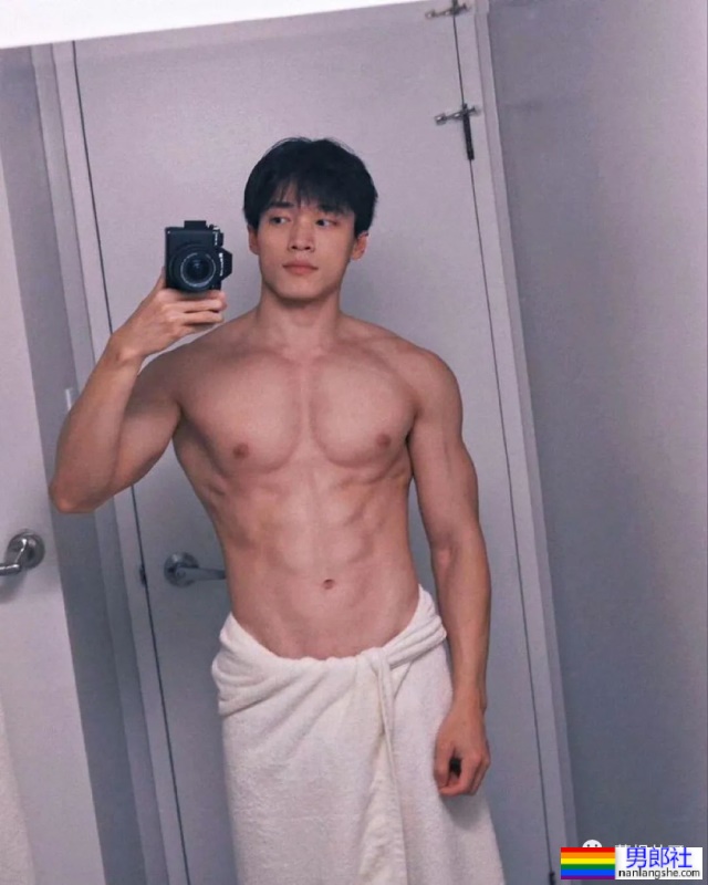 只围着浴巾的精壮男人玩自拍！ - 51虹马