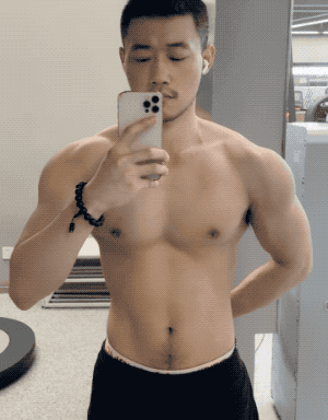 武汉彪学长更衣室最新自拍硬照，现在变这样了！ - 51虹马