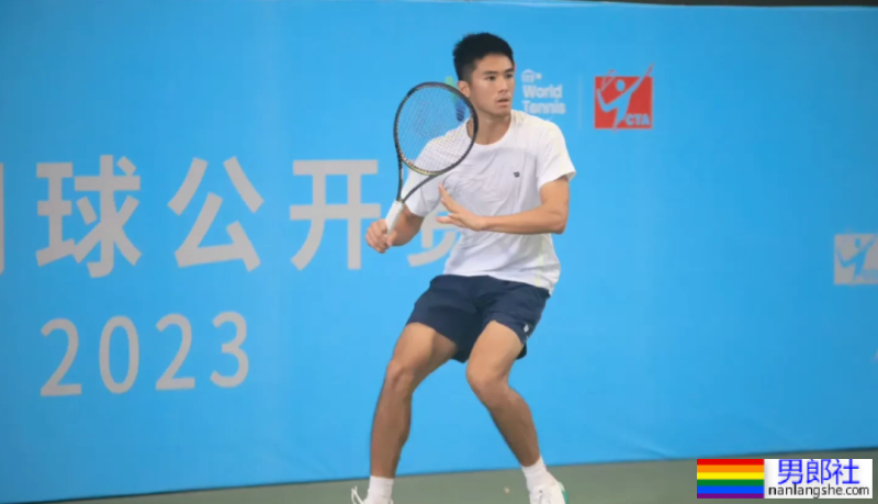 网球小将张凌豪越来越成熟，打球露内裤边与腹肌 - 51虹马
