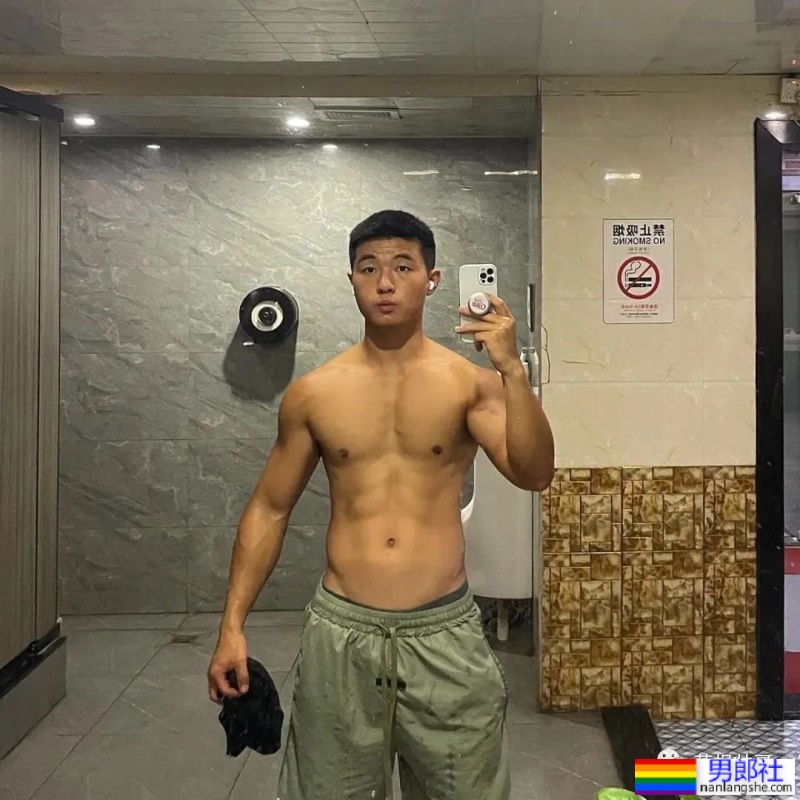 上海17+的肌肉男更衣室自拍，这实力绝了 - 51虹马