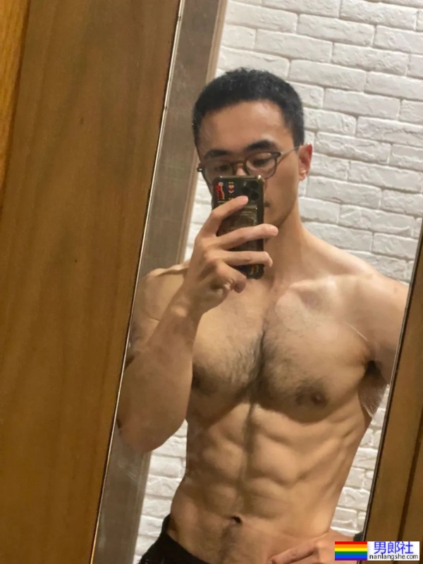 北京肌肉小哥撑开紧身骑行服，露出大胸肌还有茂盛的胸毛！ - 51虹马