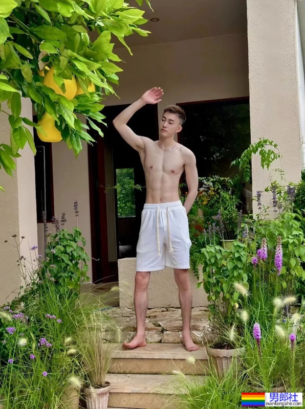 奶白奶白的腹肌小帅哥 - 51虹马