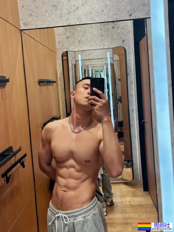 肌肉爷们在野外露营，来自黑龙江，这身材荷尔蒙太浓了！ ​​​ - 51虹马