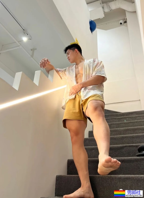 18岁广东体育生穿灰裤子太好看了，真的长大了 - 51虹马