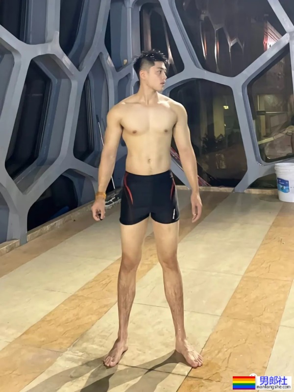 00后体育生也太帅，白袜泳裤浴巾每个元素都拿捏了！ - 51虹马