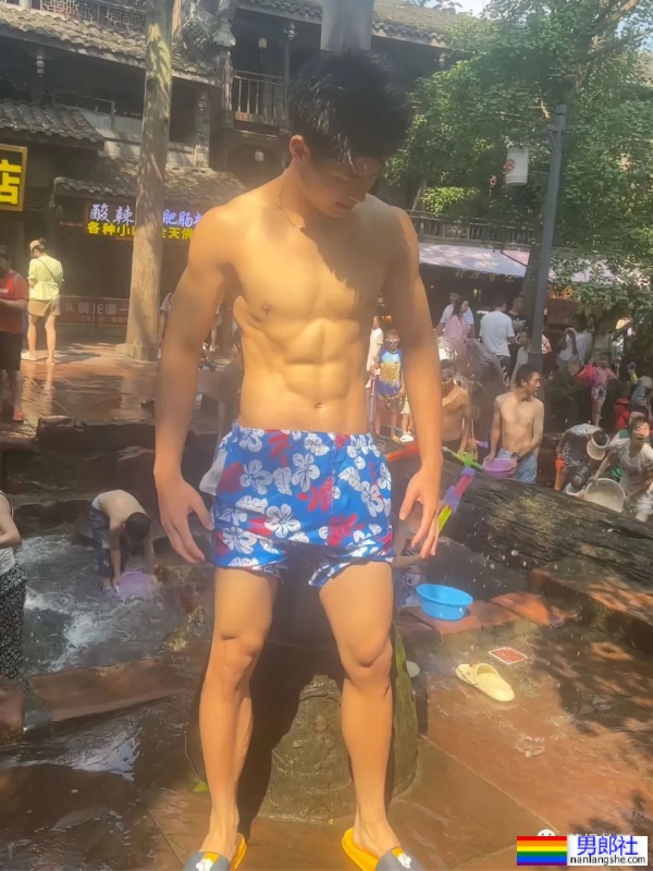 成都体育学院的室友，没事就脱衣服 - 51虹马