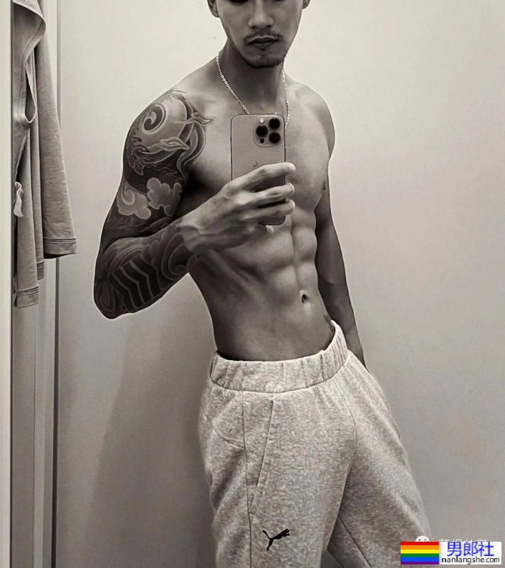 花臂机车小哥穿上灰裤子，太好看了 - 51虹马