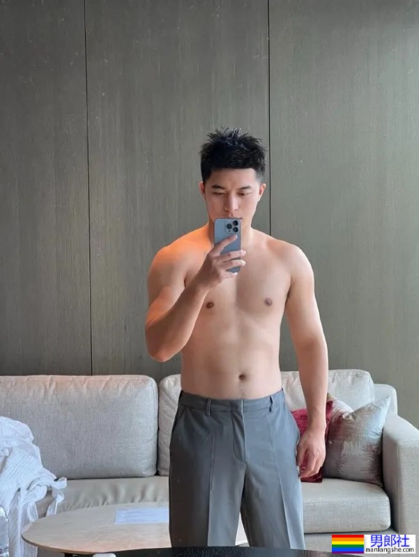 爱穿正装的英语老师有多帅？竟是大胸山东汉子！ - 51虹马