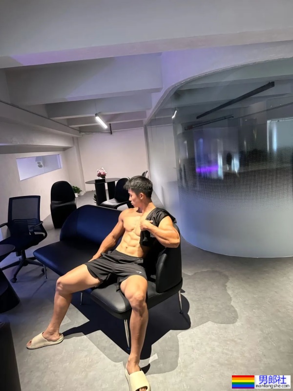 23岁重庆机车猛男，穿内裤野泳，湿透只能打码了！ - 51虹马