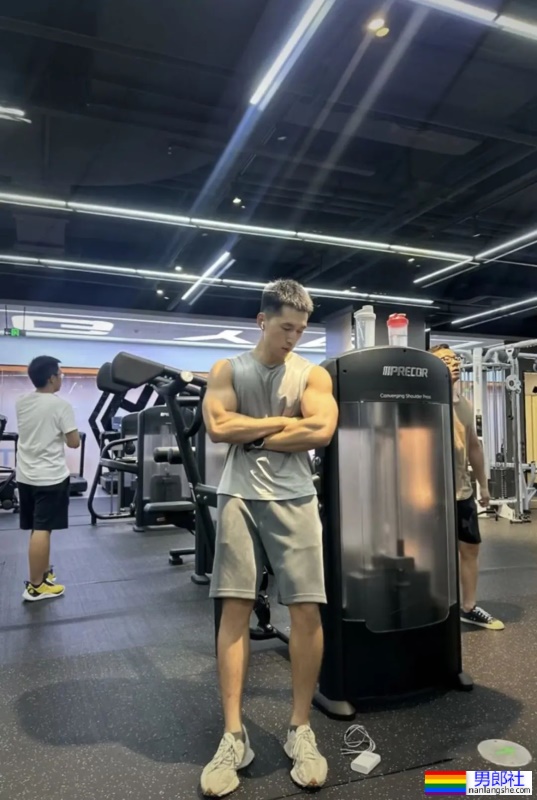 太大了！浙江黑皮肌肉小哥，紧身骑行服都撑爆了！ - 51虹马