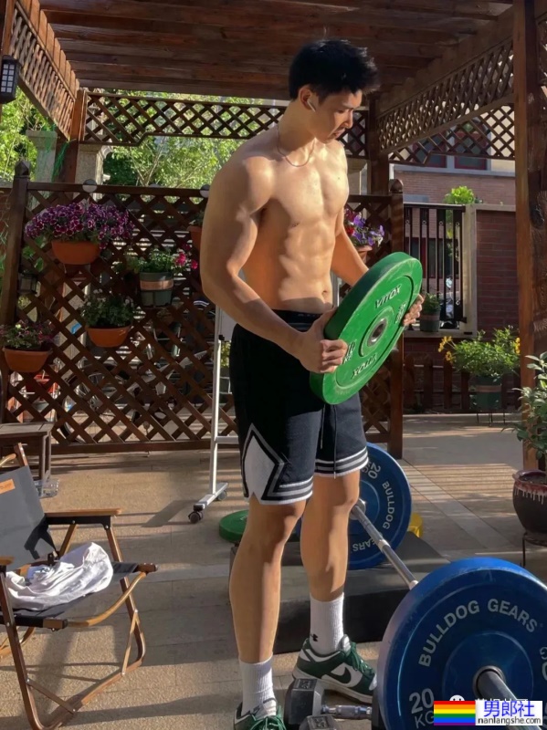 22岁天津191CM篮球体育生,脱衣打球,这背太美了 - 51虹马 22岁天津191CM篮球体育生,脱衣打球,这背太美了 - 51虹马