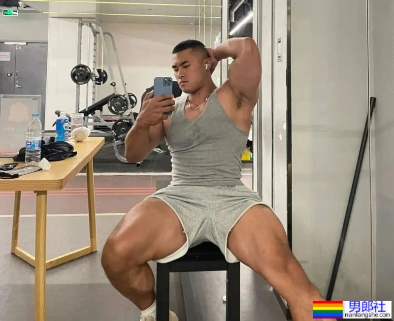 山东体院的壮男体育生，又高又大这谁抵抗得了啊？ - 51虹马