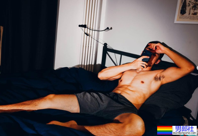 寸头黑皮腹肌体育生小哥，这身板长腿是真的硬！ - 51虹马