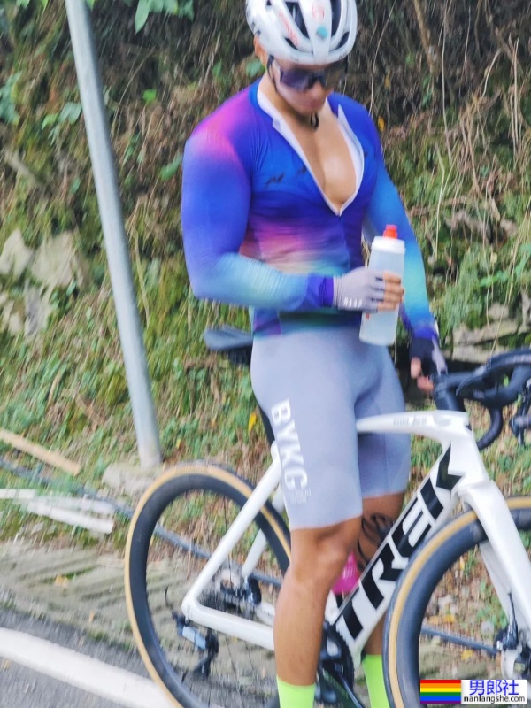太大了！浙江黑皮肌肉小哥，紧身骑行服都撑爆了！ - 51虹马