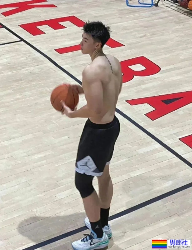 22岁天津191CM篮球体育生,脱衣打球,这背太美了 - 51虹马 22岁天津191CM篮球体育生,脱衣打球,这背太美了 - 51虹马