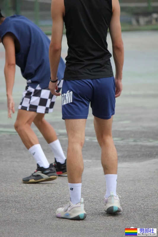 篮球场抓拍小翘臀男高，真棒！ - 51虹马