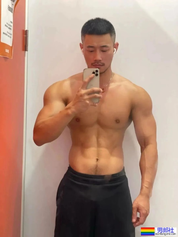 武汉彪学长更衣室最新自拍硬照，现在变这样了！ - 51虹马