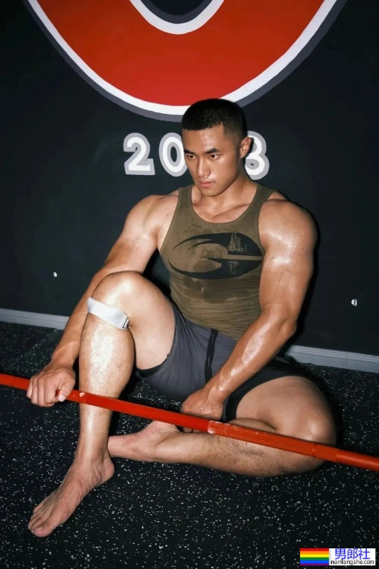 山东体院的壮男体育生，又高又大这谁抵抗得了啊？ - 51虹马