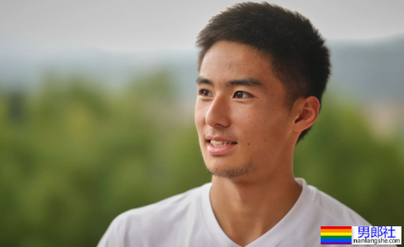 网球小将张凌豪越来越成熟，打球露内裤边与腹肌 - 51虹马