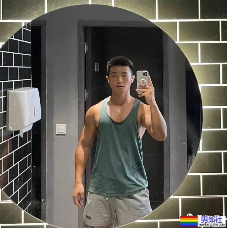 上海17+的肌肉男更衣室自拍，这实力绝了 - 51虹马