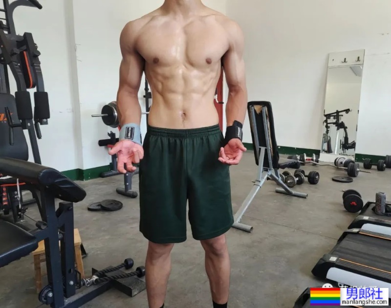 21岁河南直男退伍兵哥哥，肌肉身材超硬的！ - 51虹马