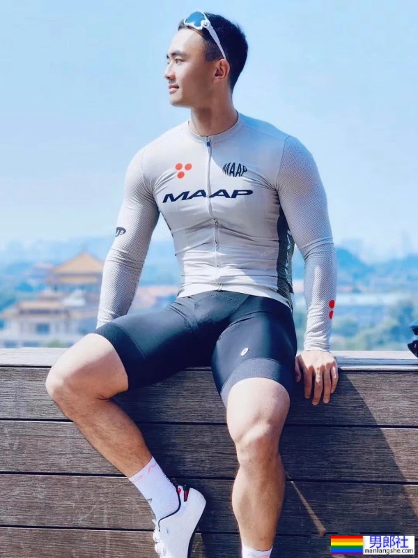 北京肌肉小哥撑开紧身骑行服，露出大胸肌还有茂盛的胸毛！ - 51虹马