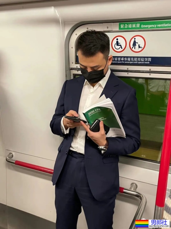 又来一波地铁正装帅哥，第一个就让我沦陷了 - 51虹马
