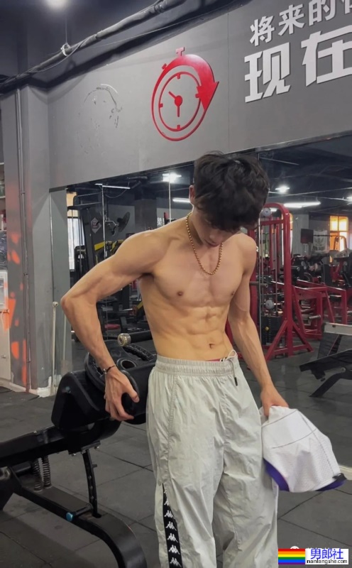 宿舍里有个肌肉身材的篮球体育生，他还不爱穿衣服 - 51虹马