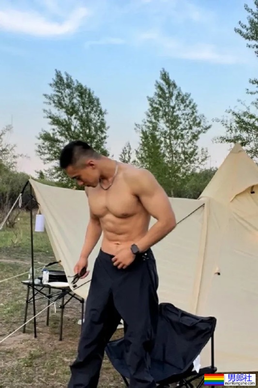 肌肉爷们在野外露营，来自黑龙江，这身材荷尔蒙太浓了！ ​​​ - 51虹马
