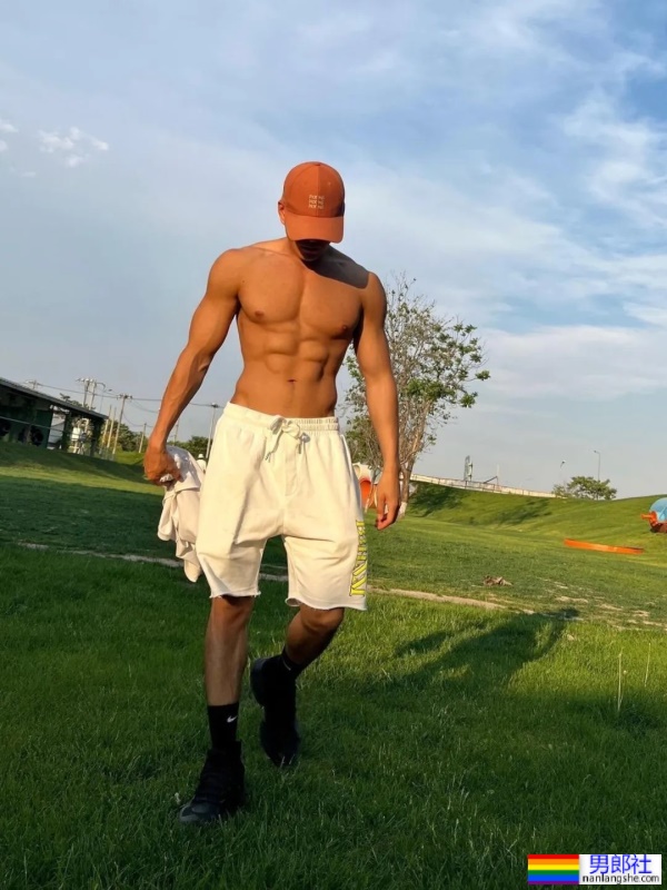 黑皮肌肉男脱衣服了，尖叫吧！ - 51虹马