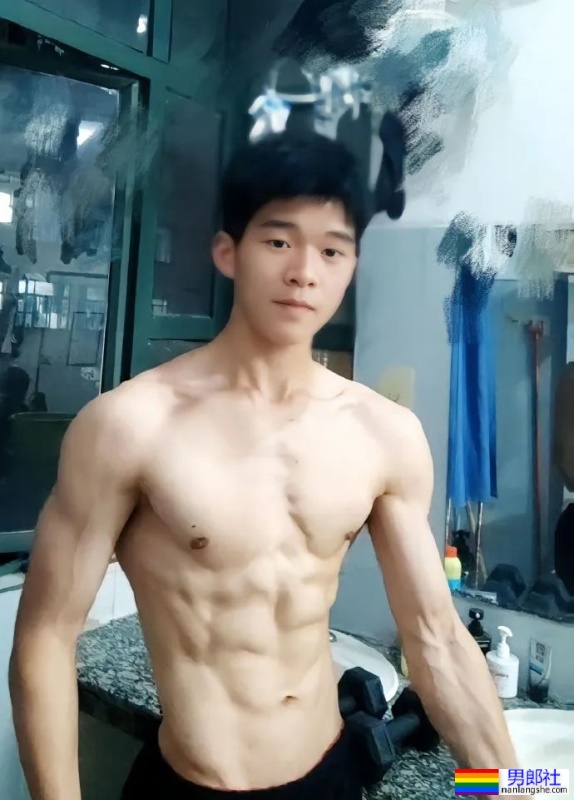 肌肉练到青筋暴起，南昌工程学院20岁的男大学生！  - 51虹马
