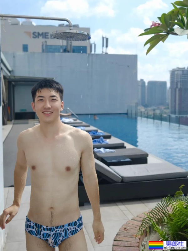 奶白薄肌小哥哥在泳池，笑起来好迷人 - 51虹马