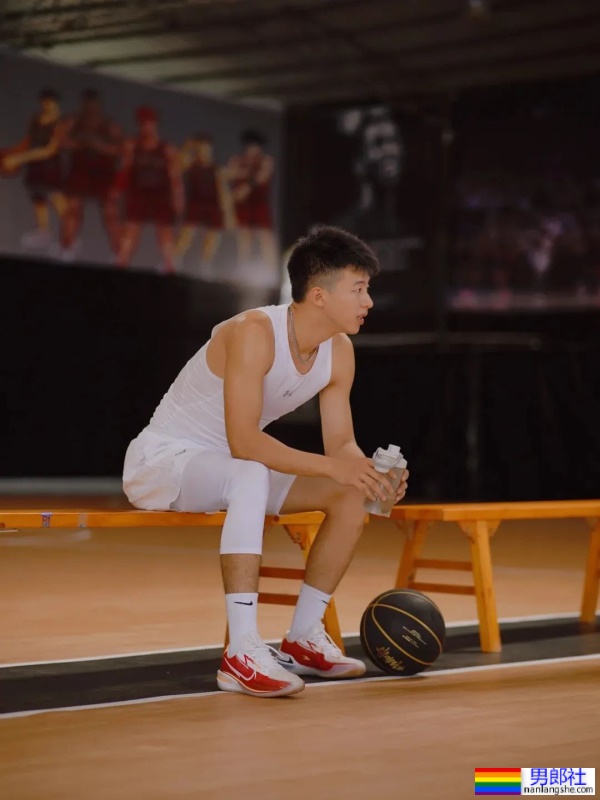 体育生穿上正装，简直帅爆了 - 51虹马