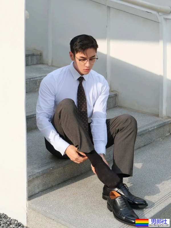 正装熟男，魅力更大吧 - 51虹马