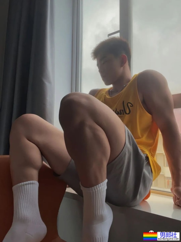 18岁广东体育生穿灰裤子太好看了，真的长大了 - 51虹马