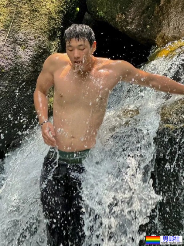 广州22岁肌肉小哥户外野泳秀身材，全身湿透到不敢看 - 51虹马