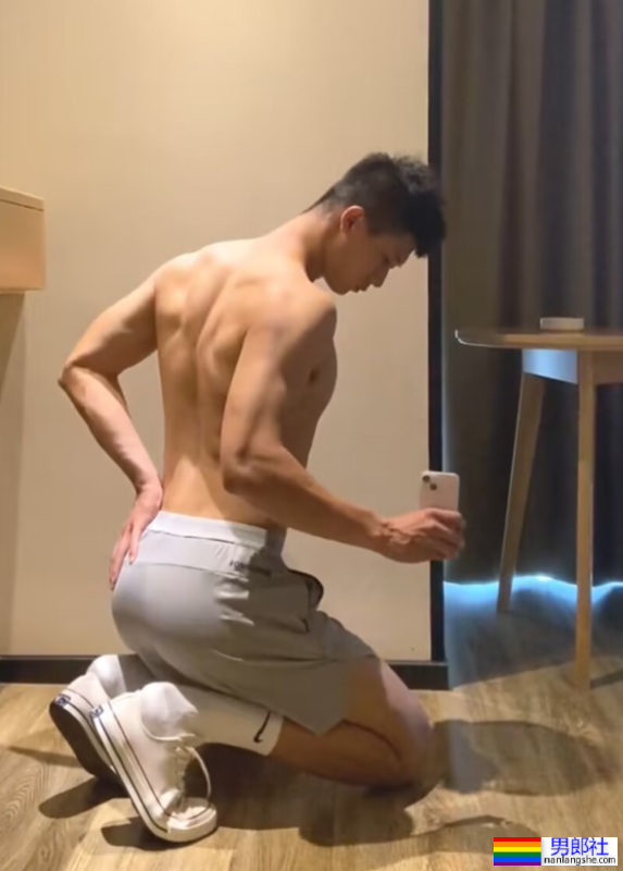 写真 · 肌肉 | 陆j退,自诩艺术圈最猛男人直播大玩擦边被禁!-51虹马