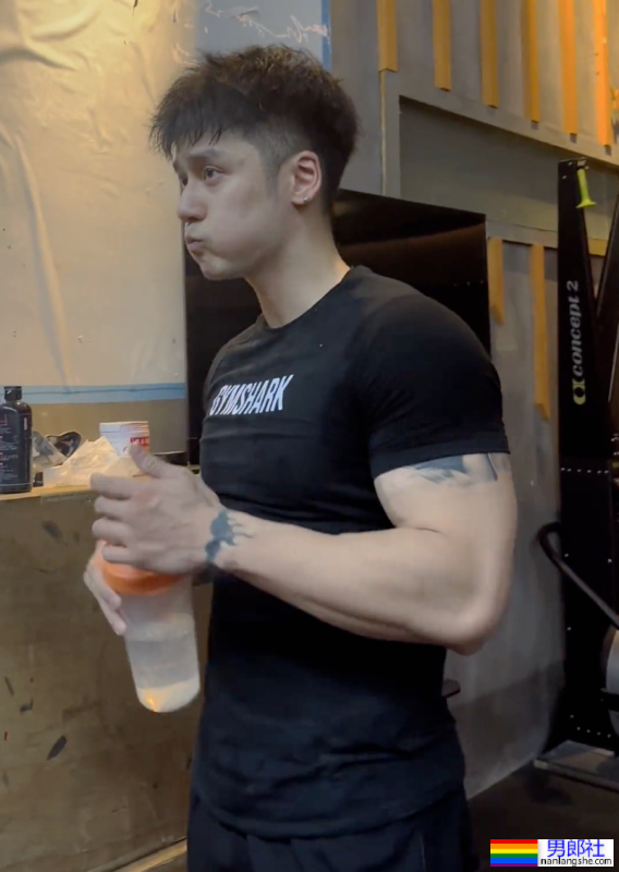 32岁的蒋劲夫，变成这样了.... - 51虹马